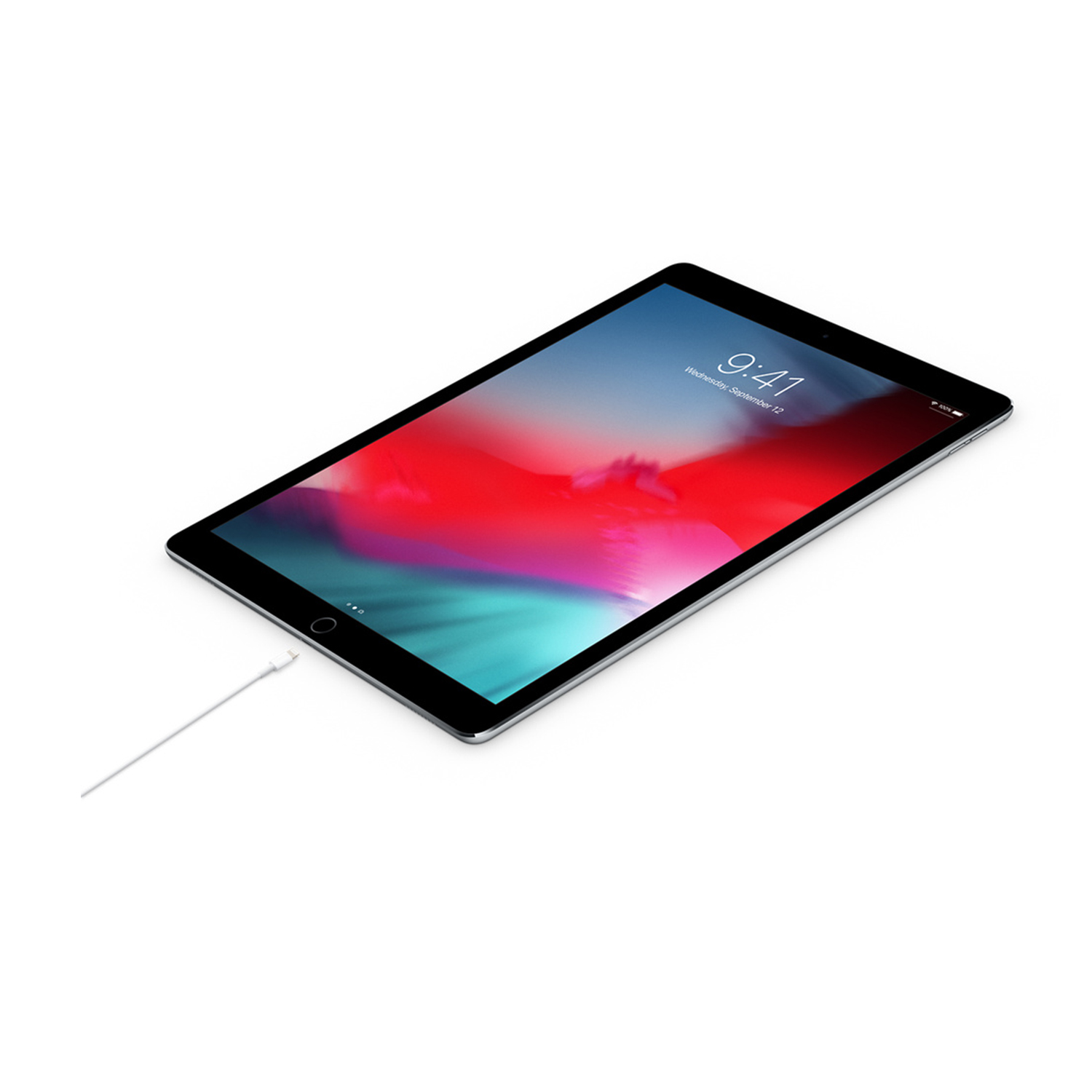 iPad con cavo Lightning collegato. Schermo mostra schermata iniziale con ora e data.