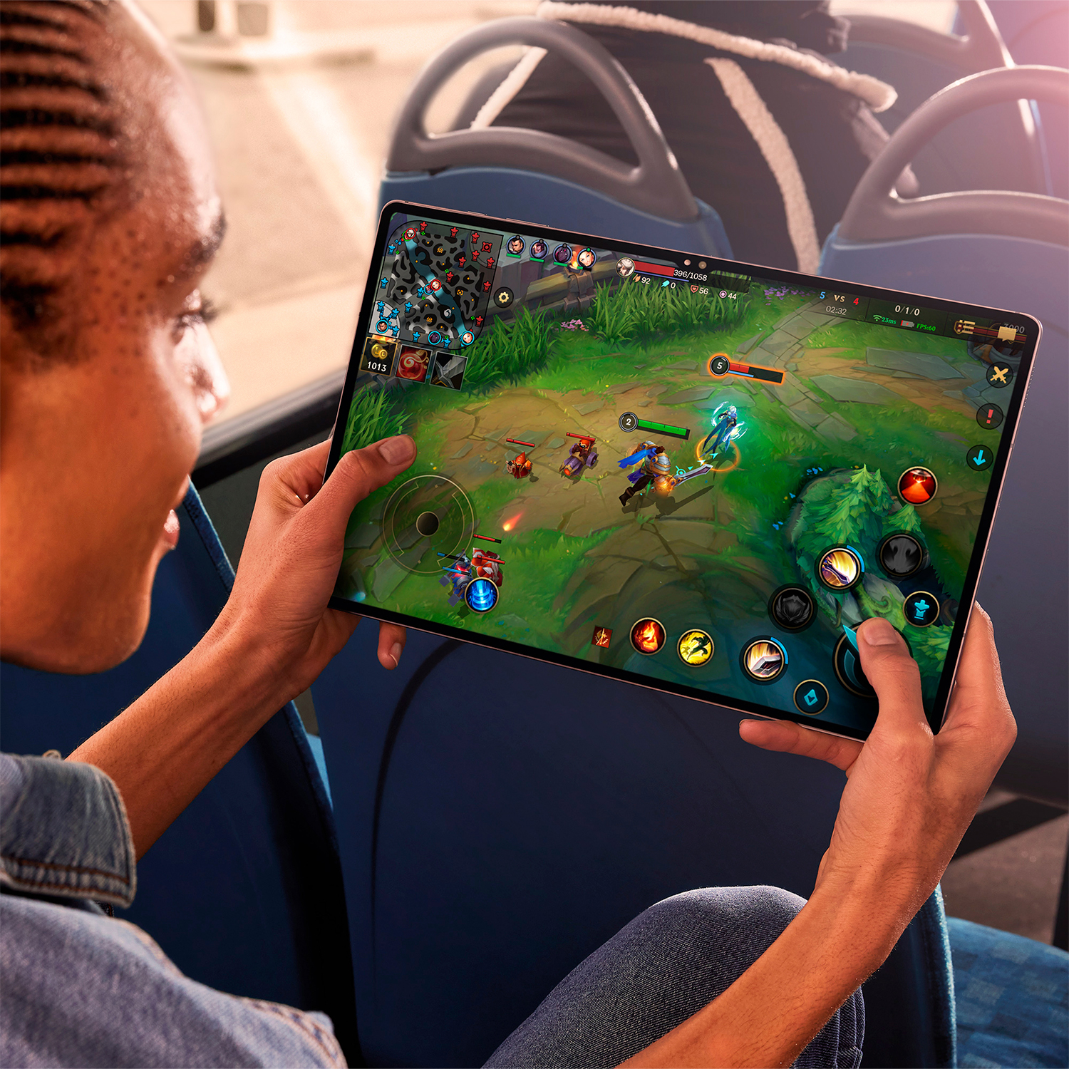 Persona jugando en una tableta, con una interfaz de juego visible.