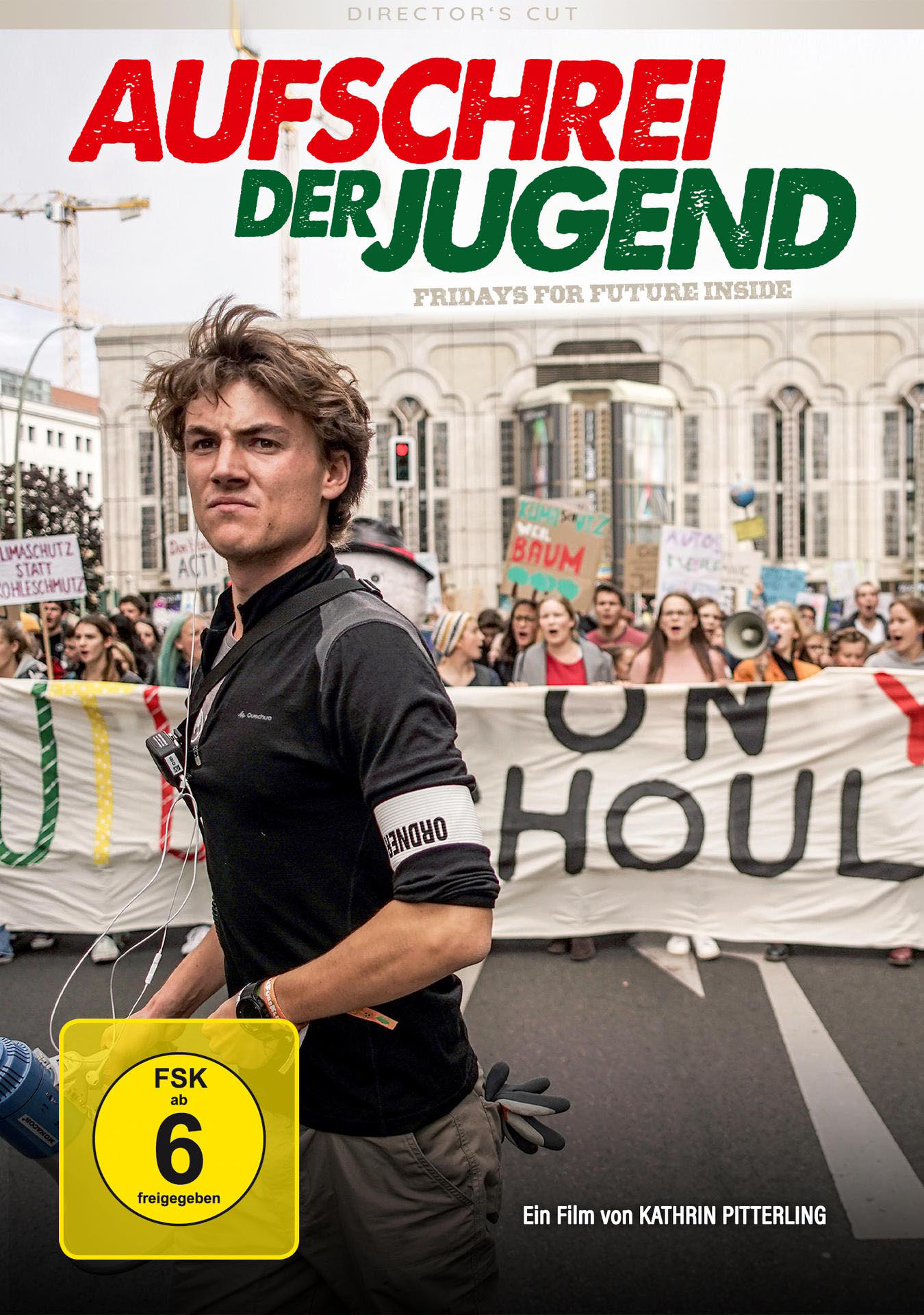 Filmplakat. Ein junger Mann steht vor einer Menschenmenge mit einem Banner. Titel: AUFSCHREI DER JUGEND.