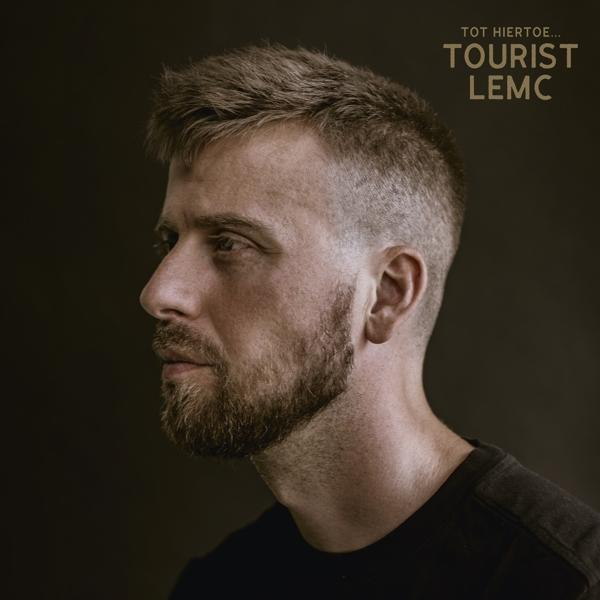 Omslag van een album, een man met kort haar, baard en een zwart t-shirt.