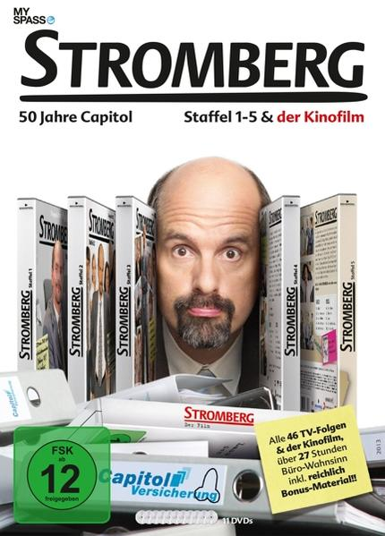 Stromberg DVD-Box-Set. Enthält das Gesicht eines Mannes, umgeben von DVD-Hüllen und anderen Dingen.