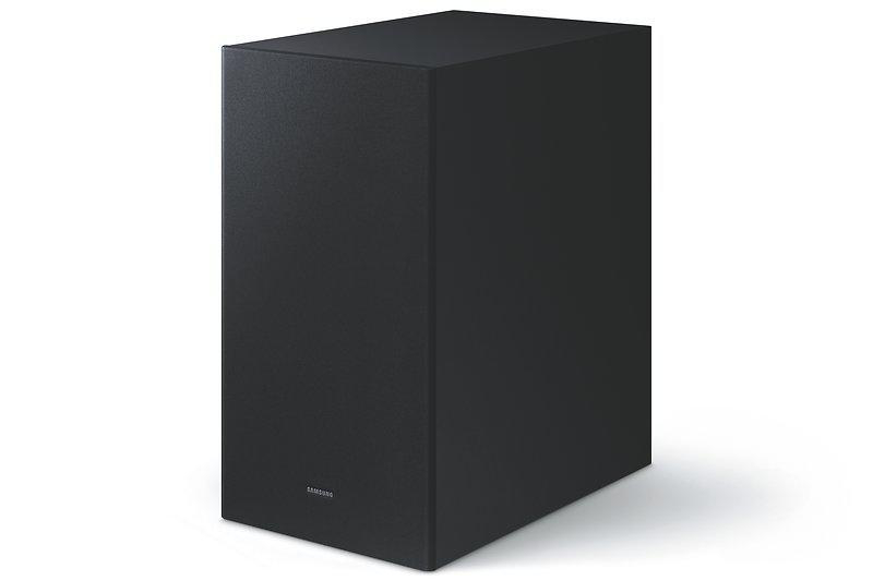 Ein schwarzer Samsung-Subwoofer, rechteckig, auf weißem Hintergrund, schlichtes Design.