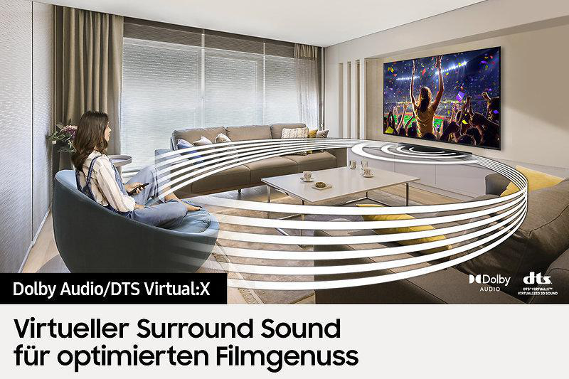 Wohnzimmer mit Frau, die Fernsehen schaut, mit Surround-Sound-Werbung.