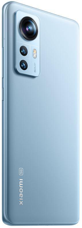 Hellblaues Smartphone, Rückansicht, mit mehreren Kameras, auf weißem Hintergrund.