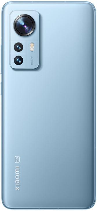 Ein hellblaues Smartphone mit Kameraanordnung und Xiaomi-Logo.