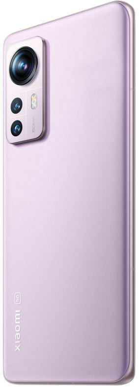 Ein lilafarbenes Xiaomi 5G Smartphone, schräge Ansicht, das Kameramodul und die Rückseite des Telefons zeigend.