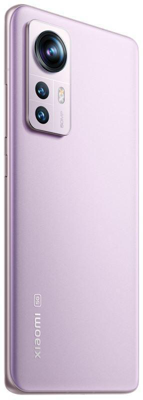Lila Smartphone von der Seite, mit Kamera im Fokus.