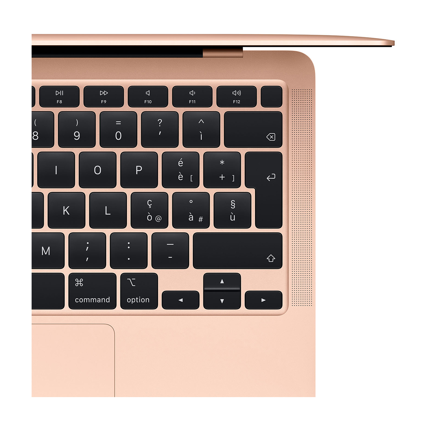 Primo piano di una tastiera di un laptop color oro rosa. I tasti sono neri con scritte bianche.
