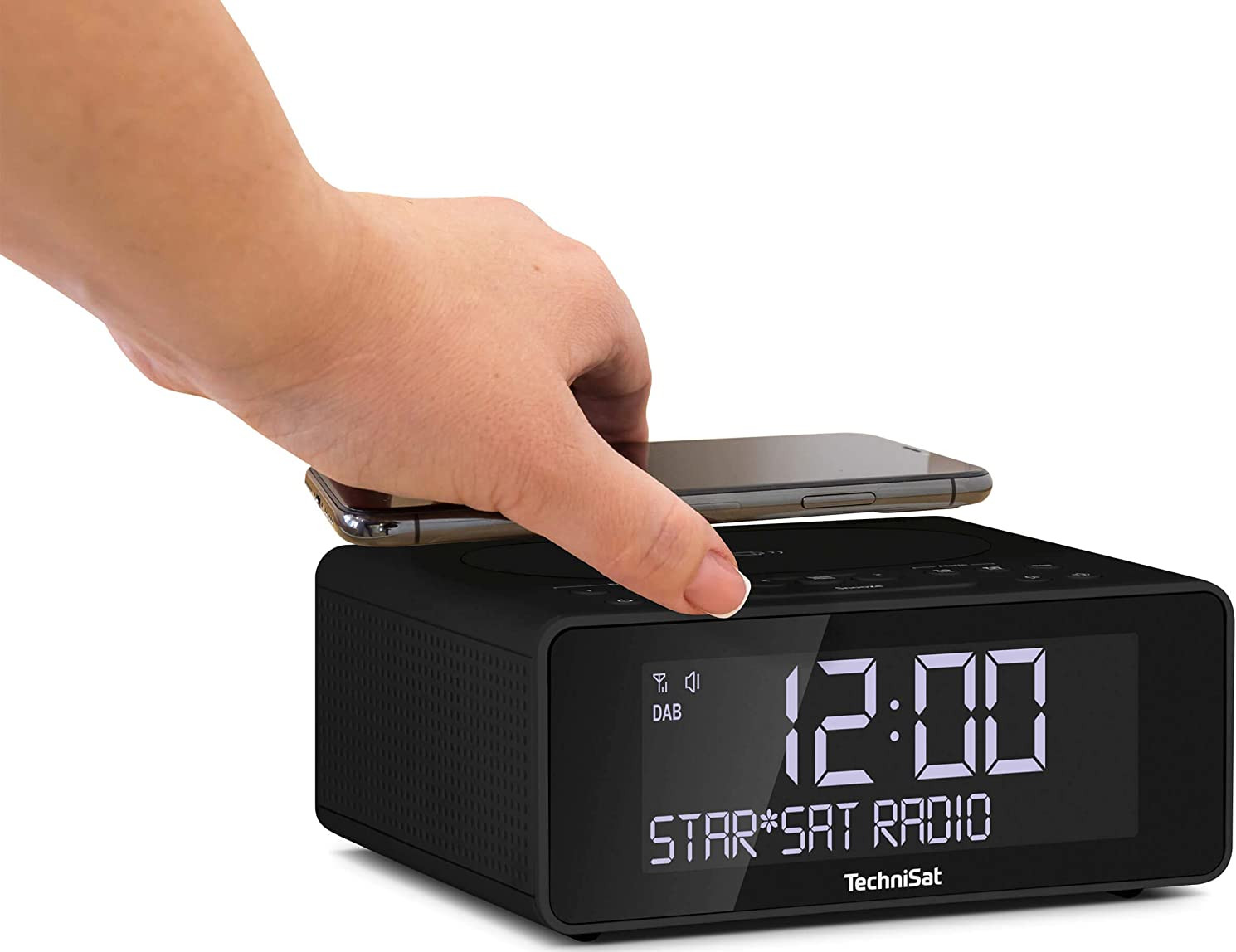 Zwarte wekker met een digitale weergave die de tijd en het radiostation toont.