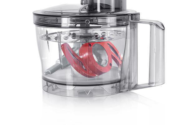 Transparente Küchenmaschine mit roter Klinge, Wasser innen.
