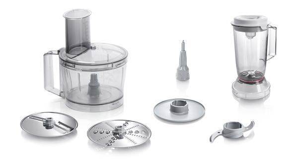 Zerkleinerer-Teile. Mixer, Klingen und anderes Zubehör sind auf weißem Grund angeordnet.