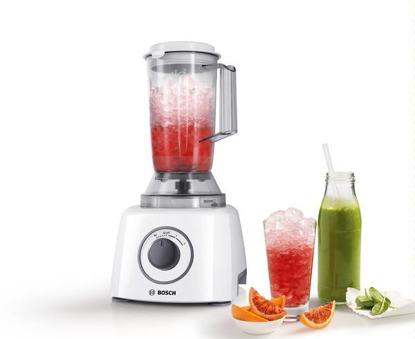 Weißer Bosch-Mixer mit einem Glas rotem Smoothie, grünem Smoothie und Orangenscheiben.