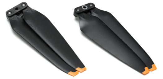 Zwei schwarze Drohnenpropeller mit orangen Spitzen, nebeneinander angeordnet.