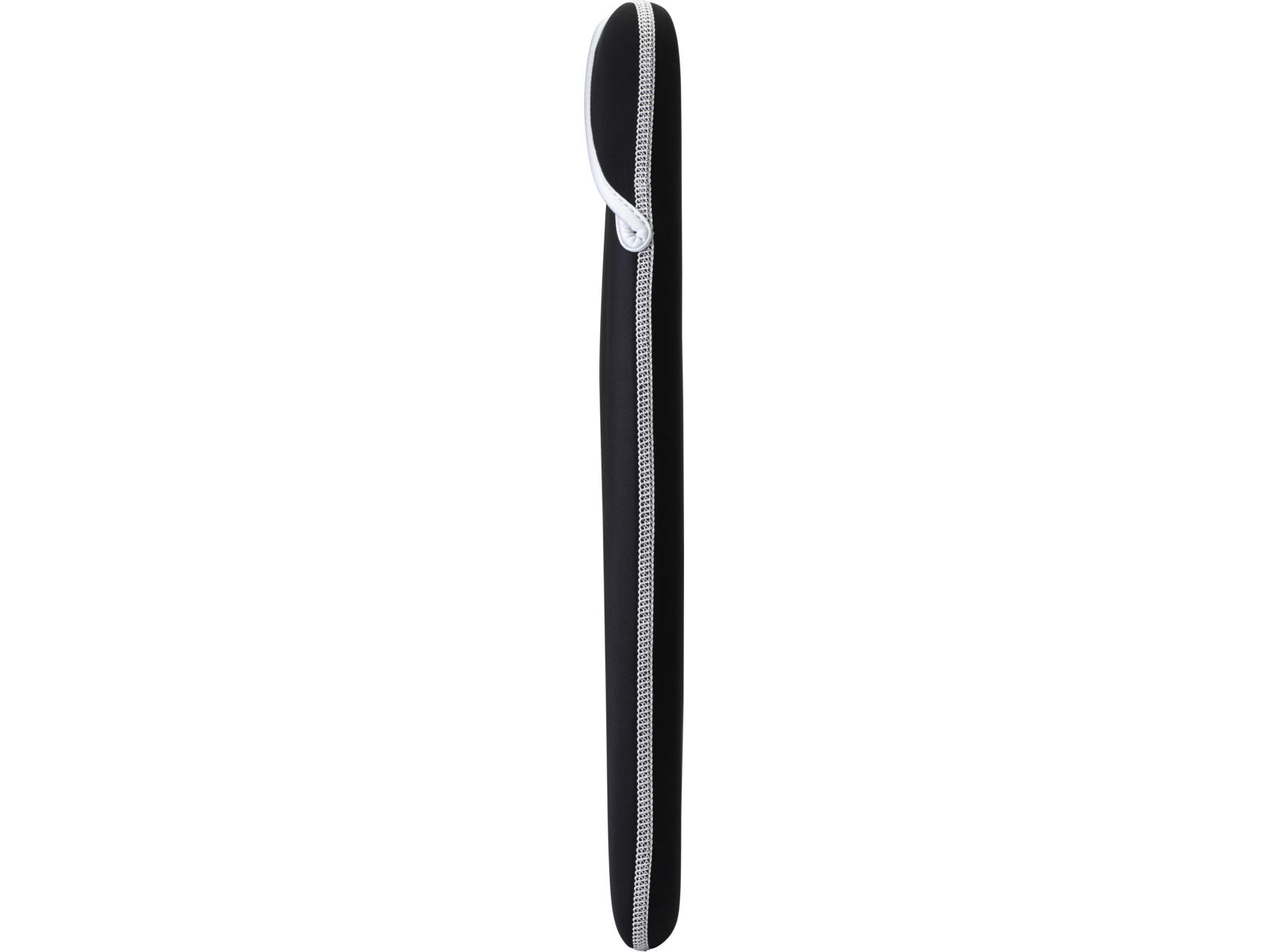 Funda negra para portátil con cremallera blanca. El fondo es negro liso. La funda está sobre fondo blanco.