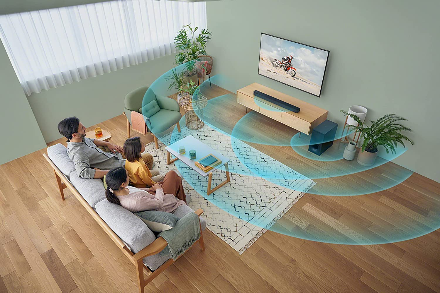 Familie op de bank tv aan het kijken. Geluidsgolven komen uit, waardoor het geluidssysteem wordt benadrukt. De kamer is groen.