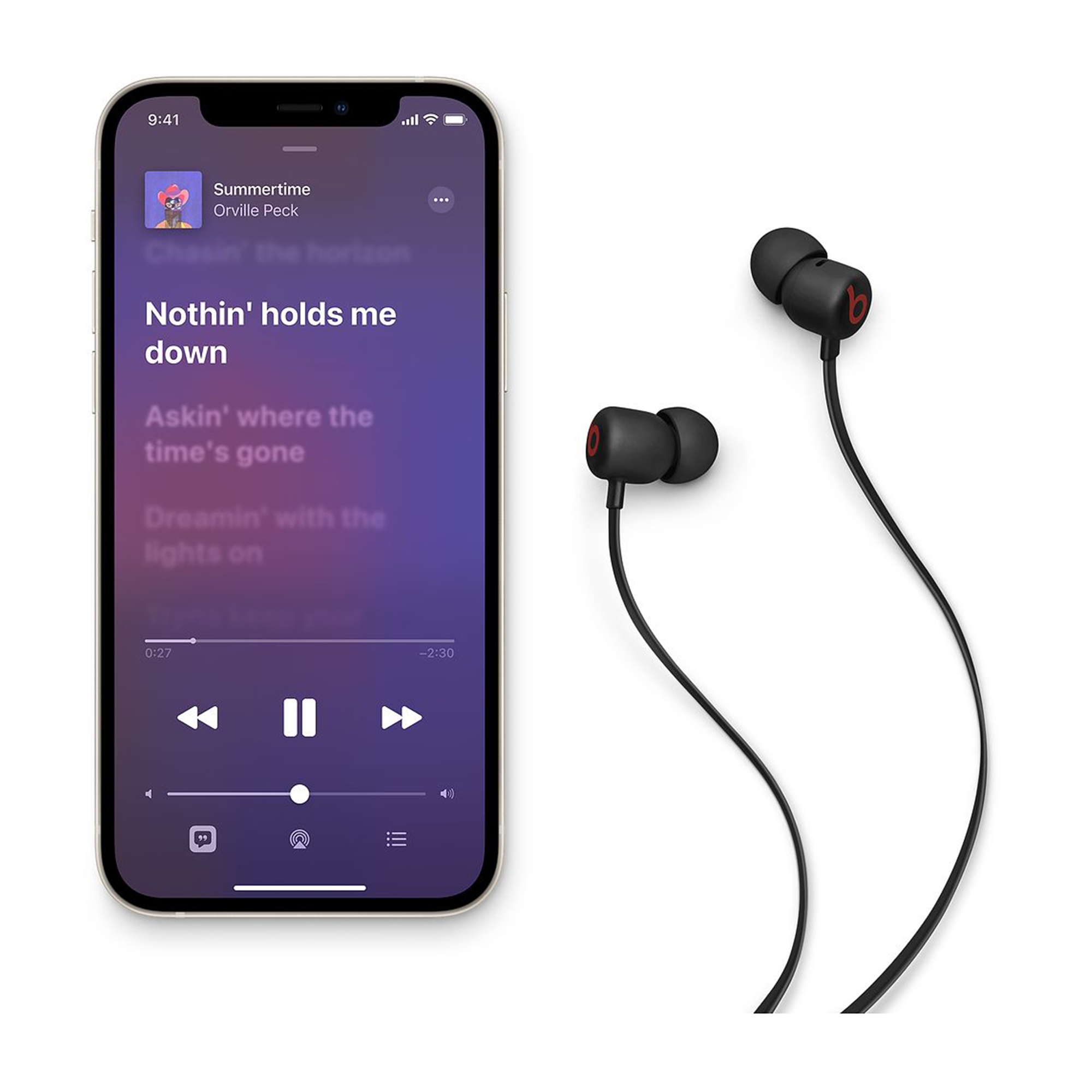 Smartphone con app musicale che mostra i testi e auricolari Beats neri.