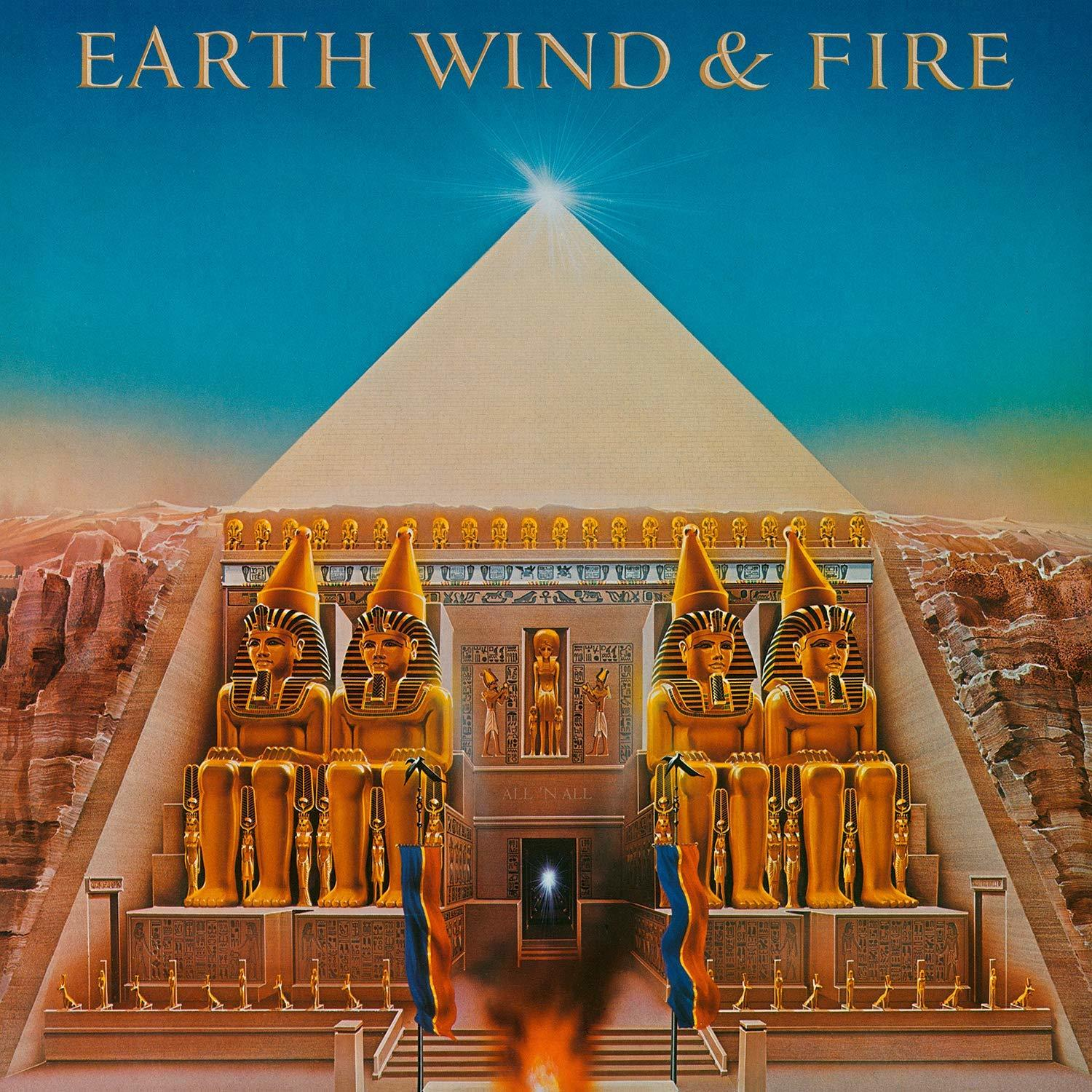 Earth, Wind & Fire album borítója. Piramis szobrokkal, arany tónusokkal és kék ég ragyogó nappal.