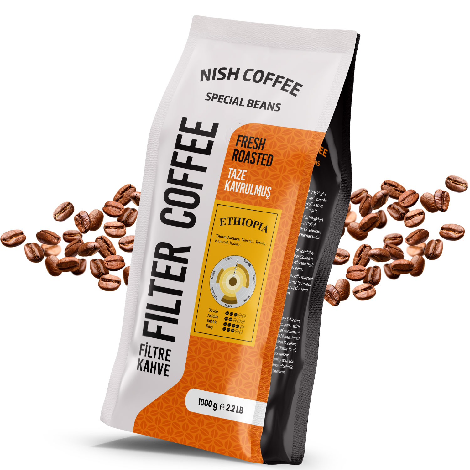 'Nish Coffee' etiketli bir kahve poşetinin etrafında kahve çekirdekleri. Poşet turuncu ve beyazdır.