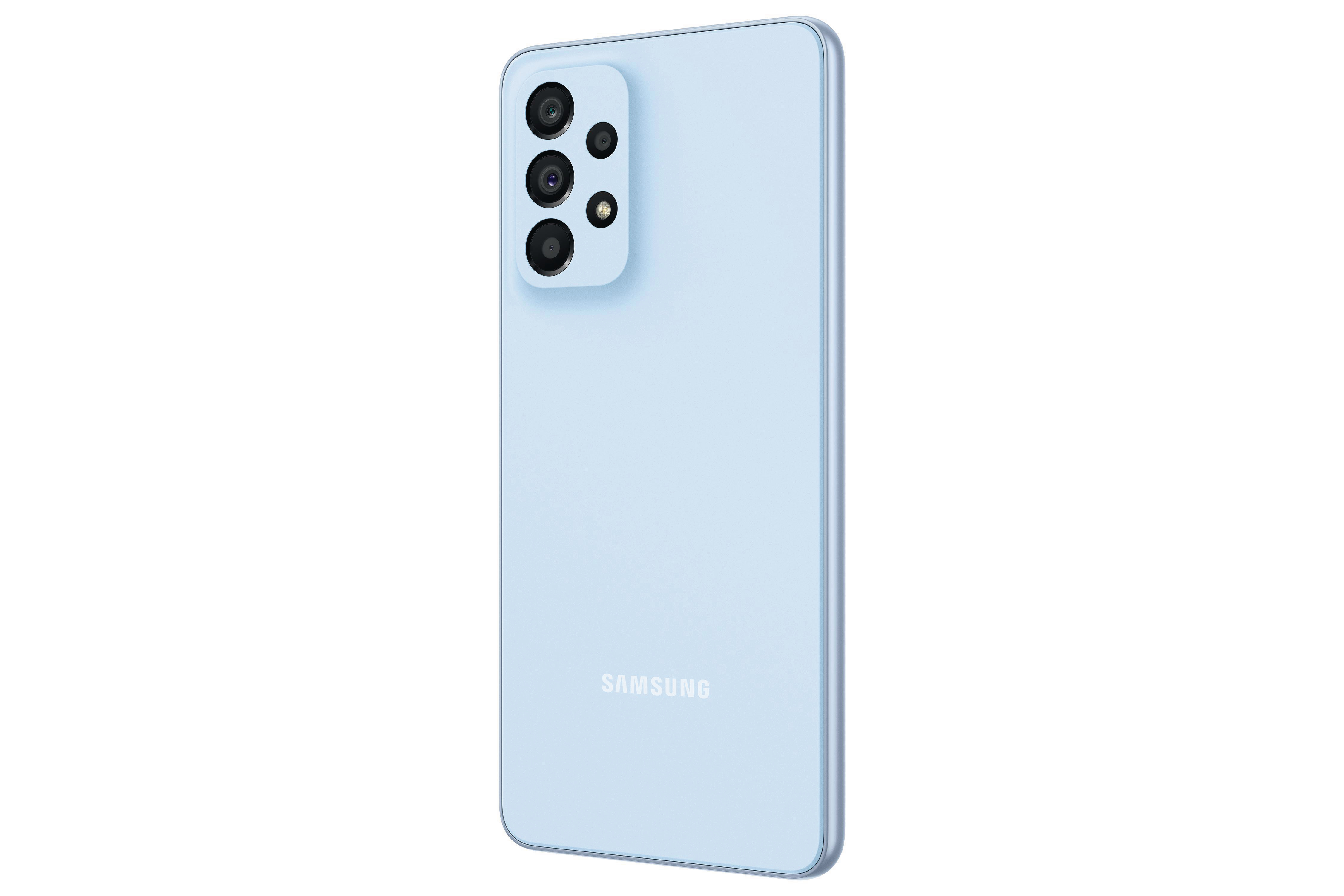 Hellblaues Samsung-Telefon. Rückansicht, drei Kameras, weißer Hintergrund.
