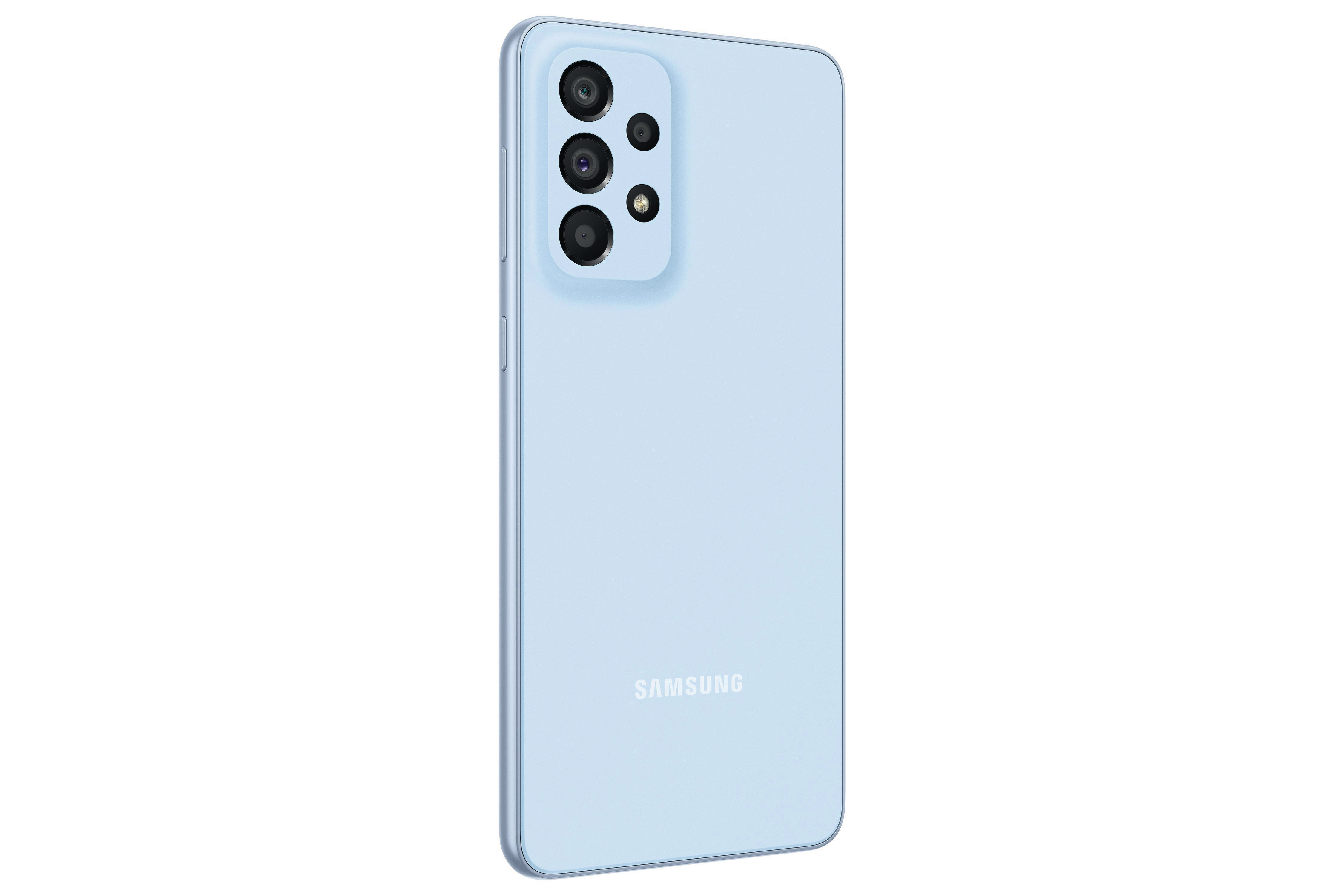 Hellblaues Samsung-Telefon. Rückansicht, drei Kameras, weißer Hintergrund.