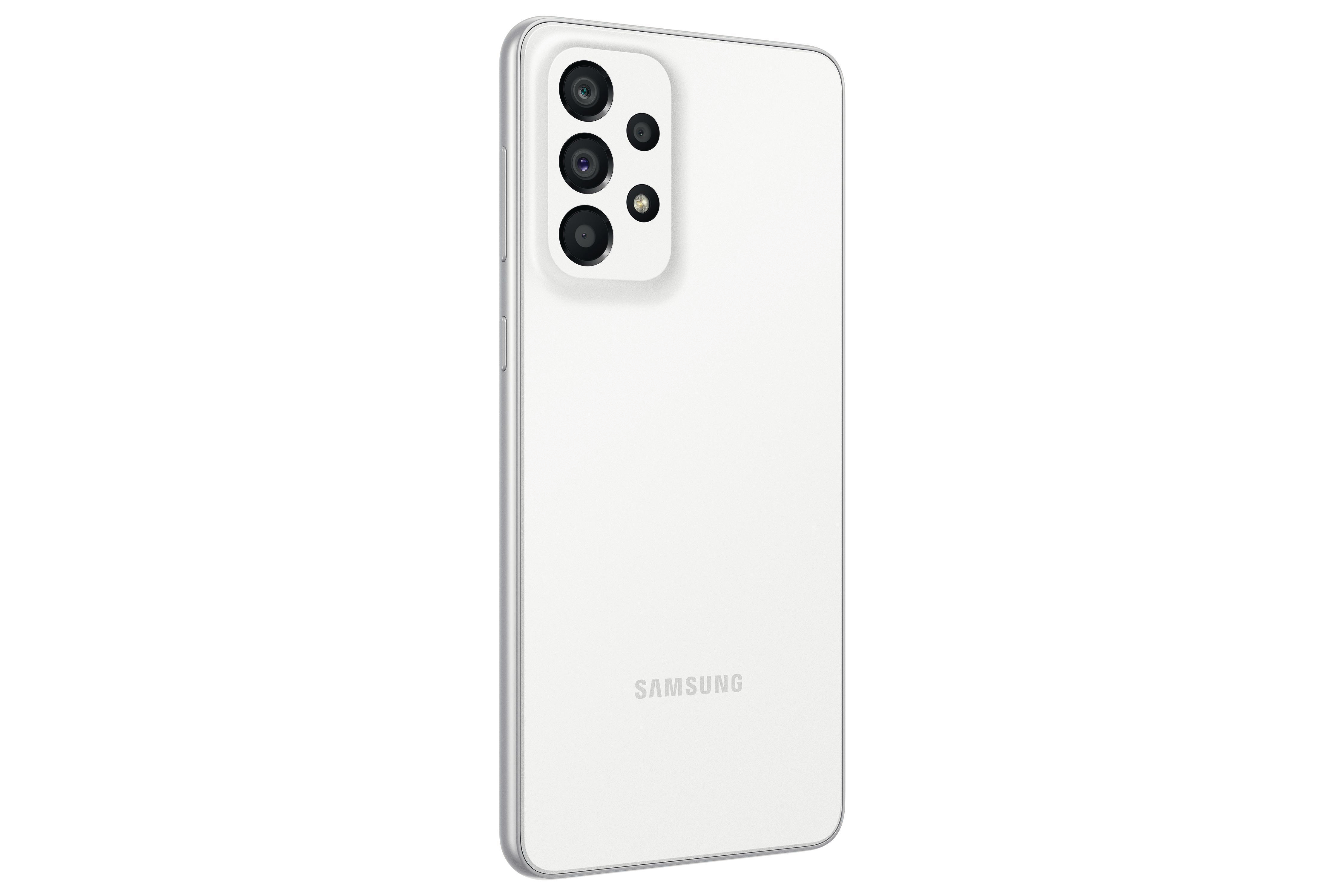 Rückansicht eines weißen Smartphones. Drei Kameras, Samsung-Logo, schlichtes Design.