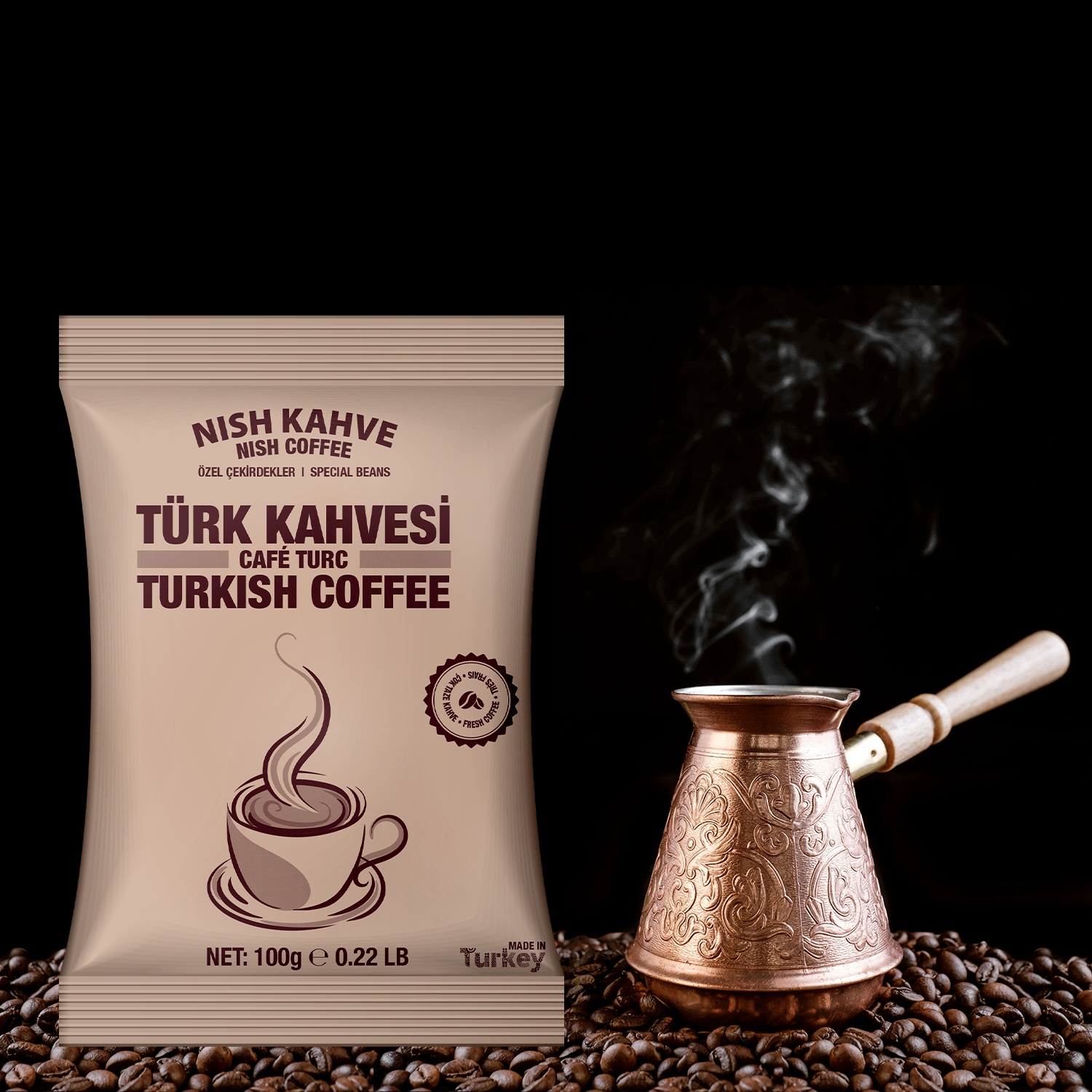 Türk kahvesi paketi. Buharlı bakır kahve demliği. Kahve çekirdekleri.