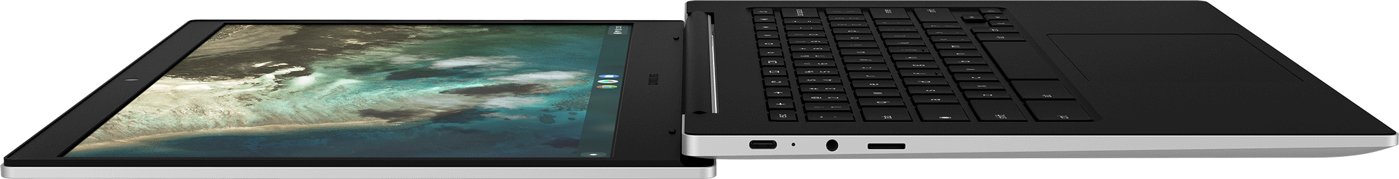 Een zilveren laptop met open zwart scherm, waarop een landschap wordt getoond.