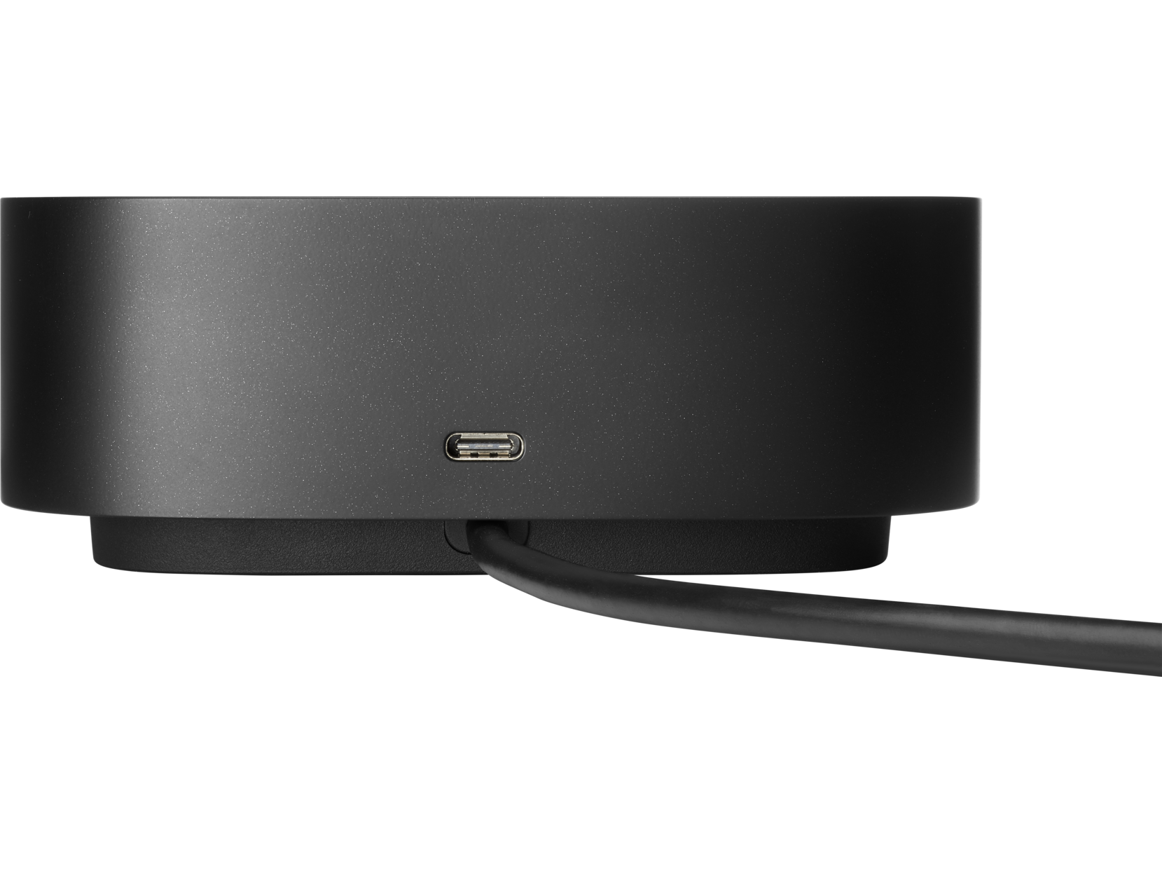 Un dispositivo negro y redondeado con un puerto USB-C. El dispositivo es una base de carga.