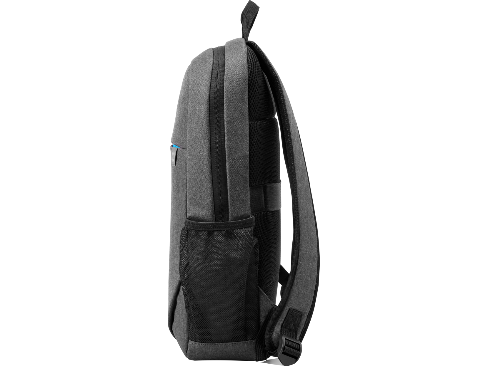 Una mochila gris con un bolsillo de malla negro en el lateral y un acento azul en la parte delantera.