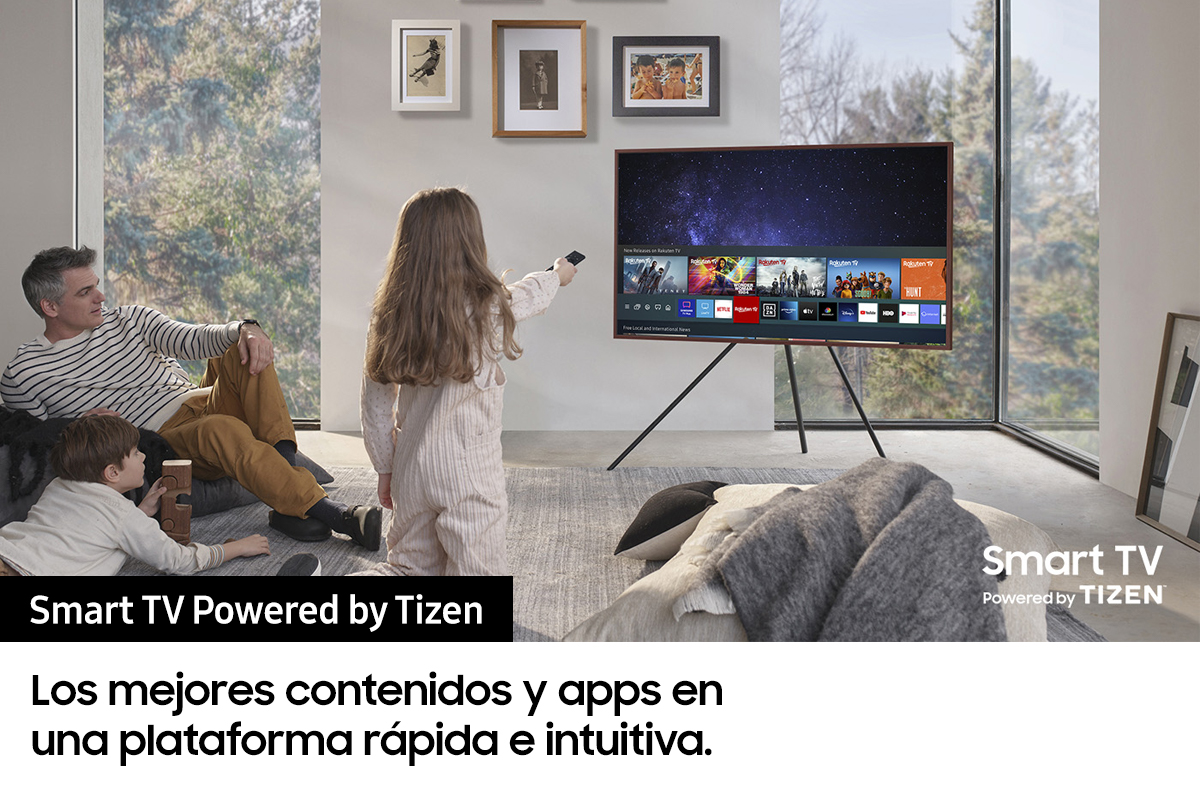 Familia viendo un televisor que muestra una interfaz colorida, con una ventana y algo de arte en el fondo.