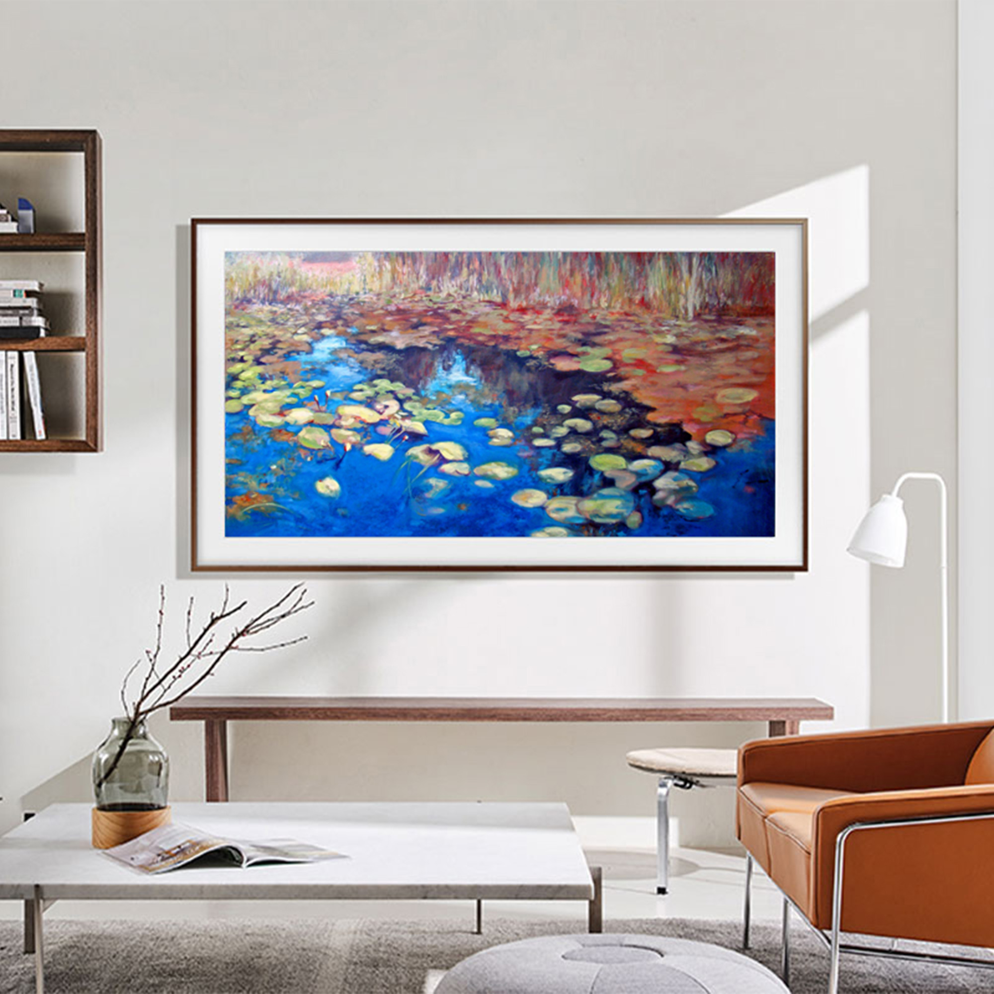 Gran pintura enmarcada con nenúfares, marco marrón y colores azul, verde y naranja.