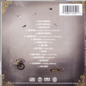 Rückseite einer CD-Hülle. Text enthält Songtitel und einen Barcode. Ein Fahrrad und andere Objekte sind sichtbar.
