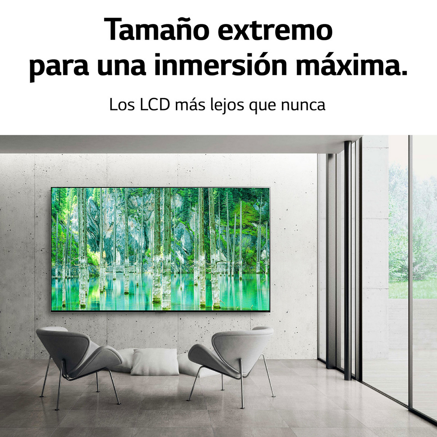 Salón con una gran pantalla de TV que muestra una escena forestal, dos sillas y ventanas de vidrio.