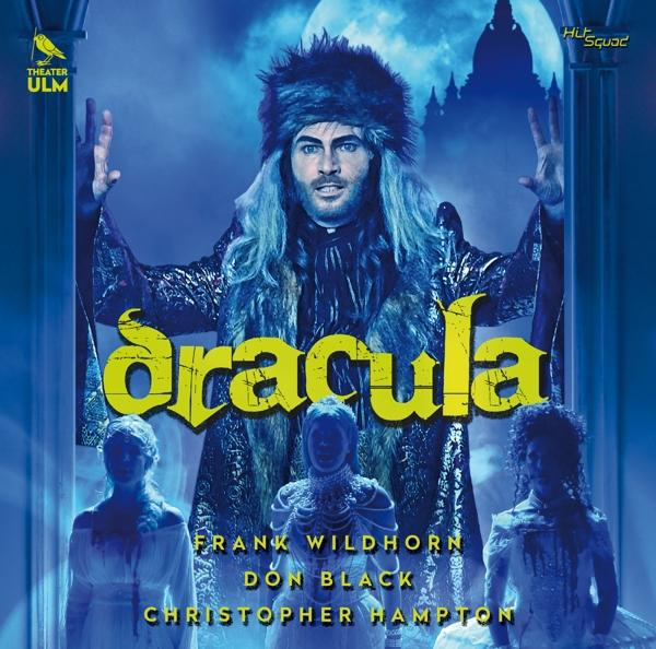 Theater ULM Poster: Dracula. Mann mit erhobenen Armen, drei Figuren unten. Blauer Hintergrund.