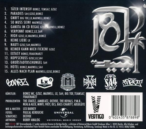 Rückseite einer CD mit Titelliste, Künstlernamen und Logos vor dunklem Hintergrund.