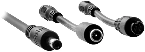 Drei schwarze Kabel mit verschiedenen Steckern. Die Kabel befinden sich auf weißem Hintergrund.