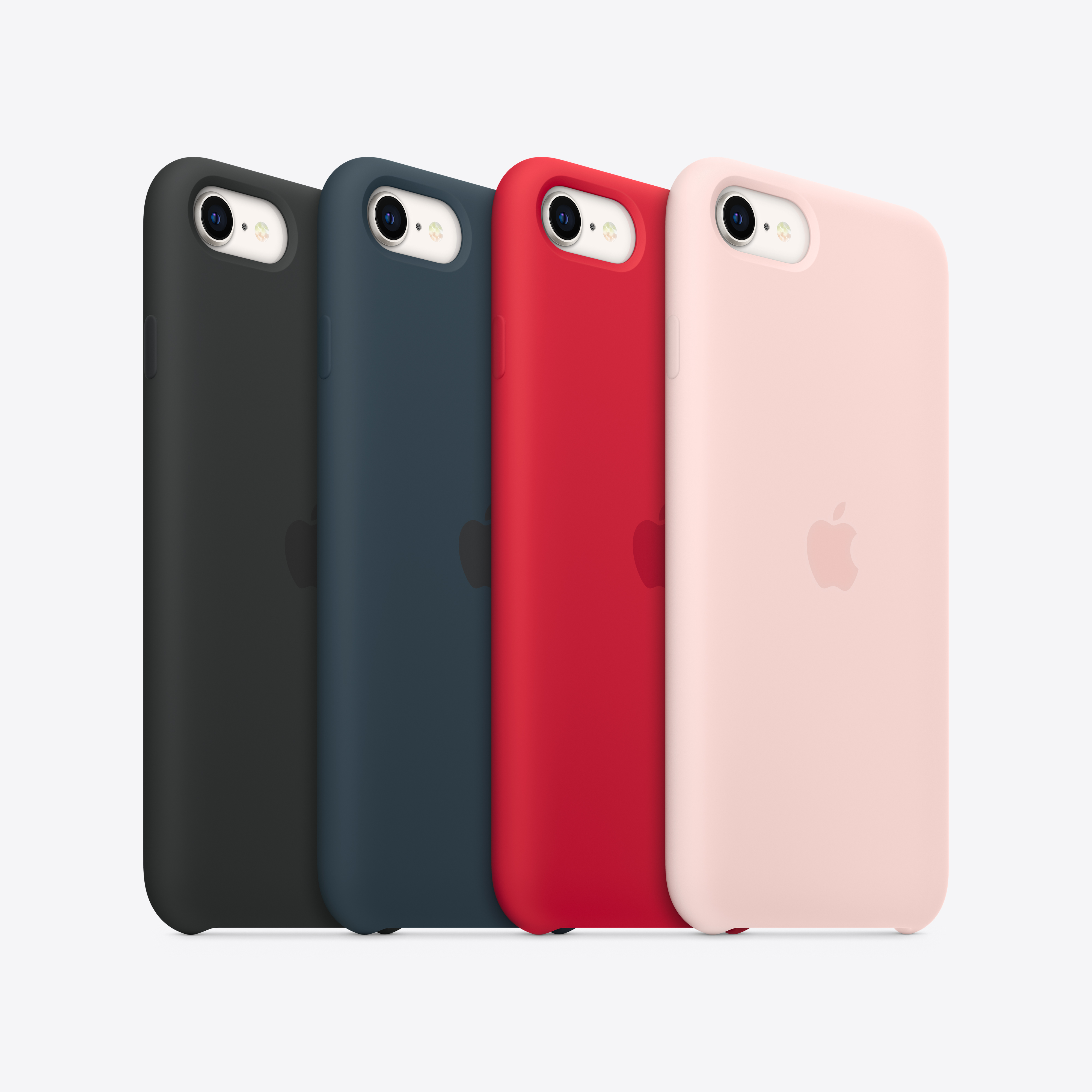 Sırayla dizilmiş dört telefon kılıfı: siyah, lacivert, kırmızı ve pembe. Her kılıfta bir Apple logosu var.