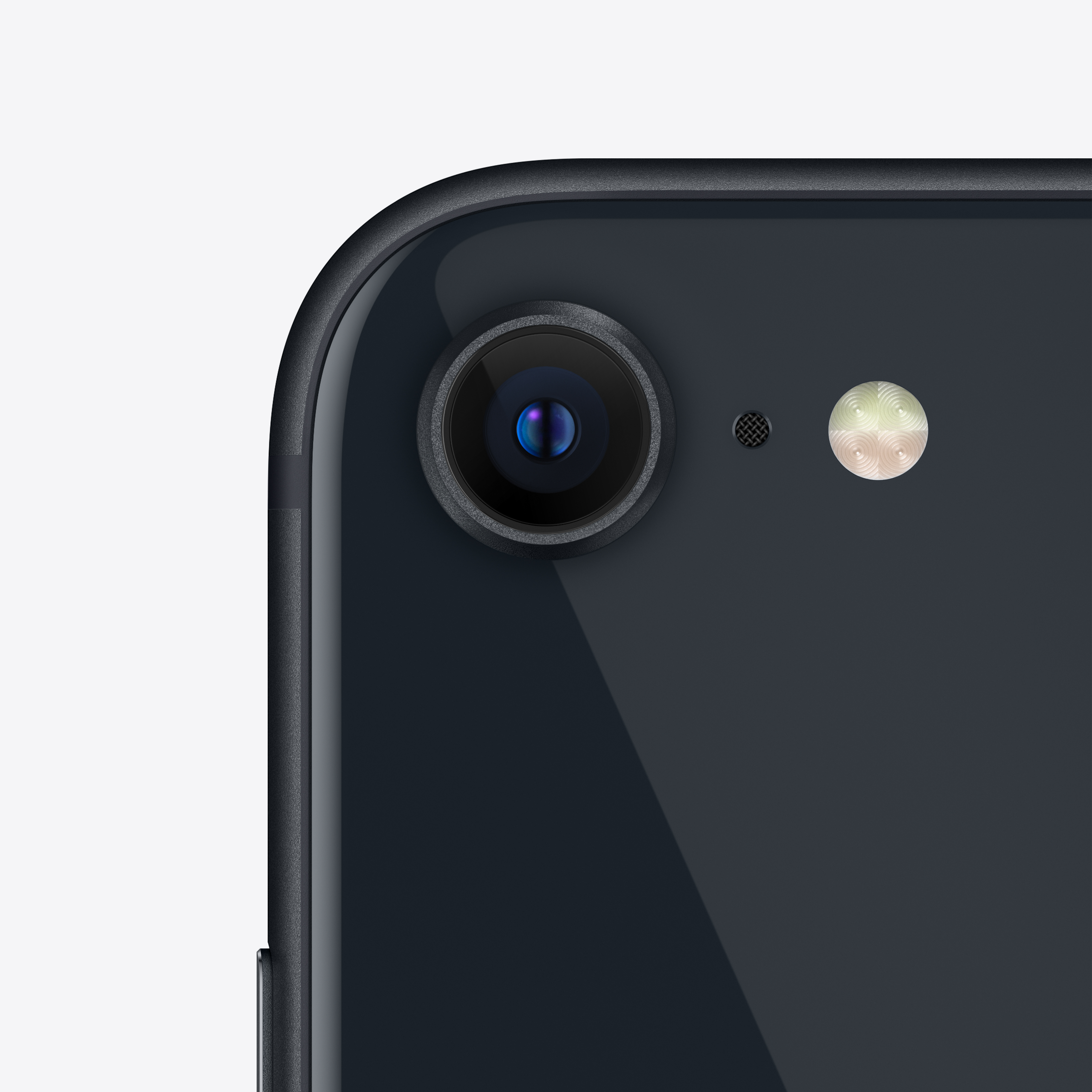 Siyah bir iPhone'un arka kamera merceğinin yakından görünümü. Kameranın gümüş bir halkası var.