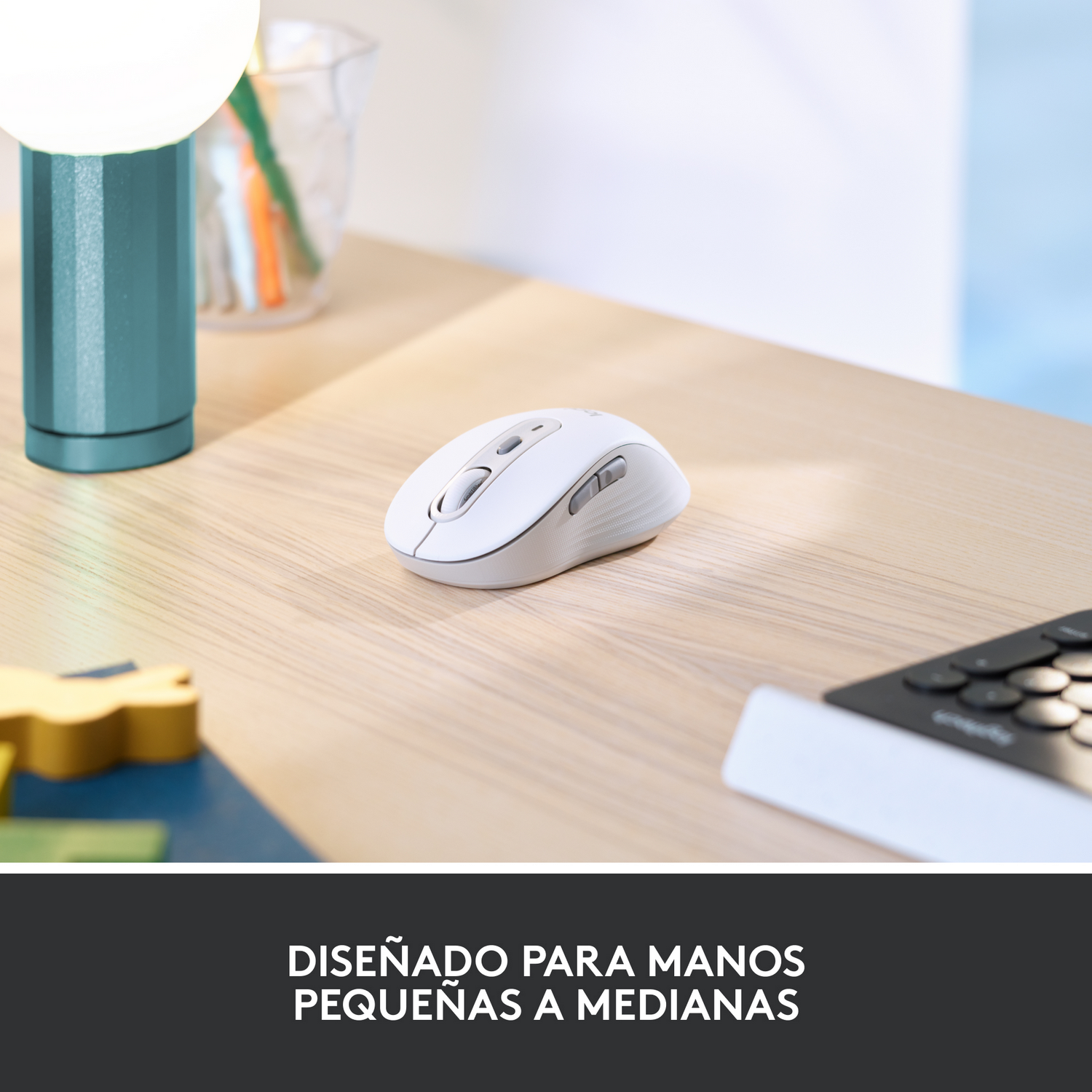 Un ratón blanco sobre un escritorio de madera. Texto: 'DISEÑADO PARA MANOS PEQUEÑAS'.