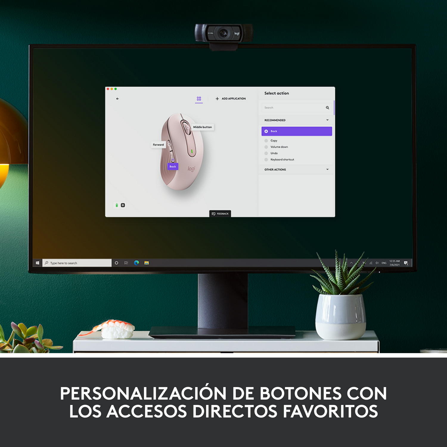 Un monitor de computadora muestra un mouse rosa y una interfaz de software con una webcam.