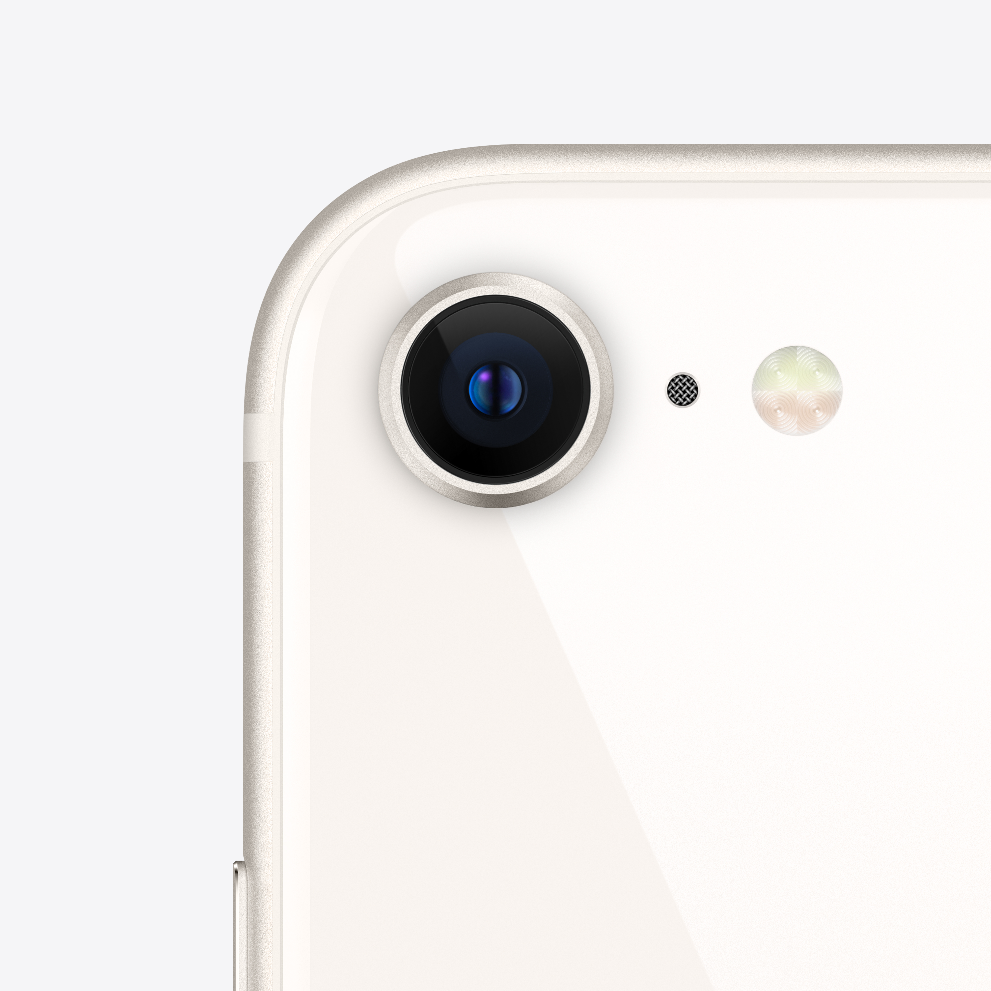 Beyaz bir iPhone'un kamera merceği ve flaşlı arka kısmının yakın çekimi.