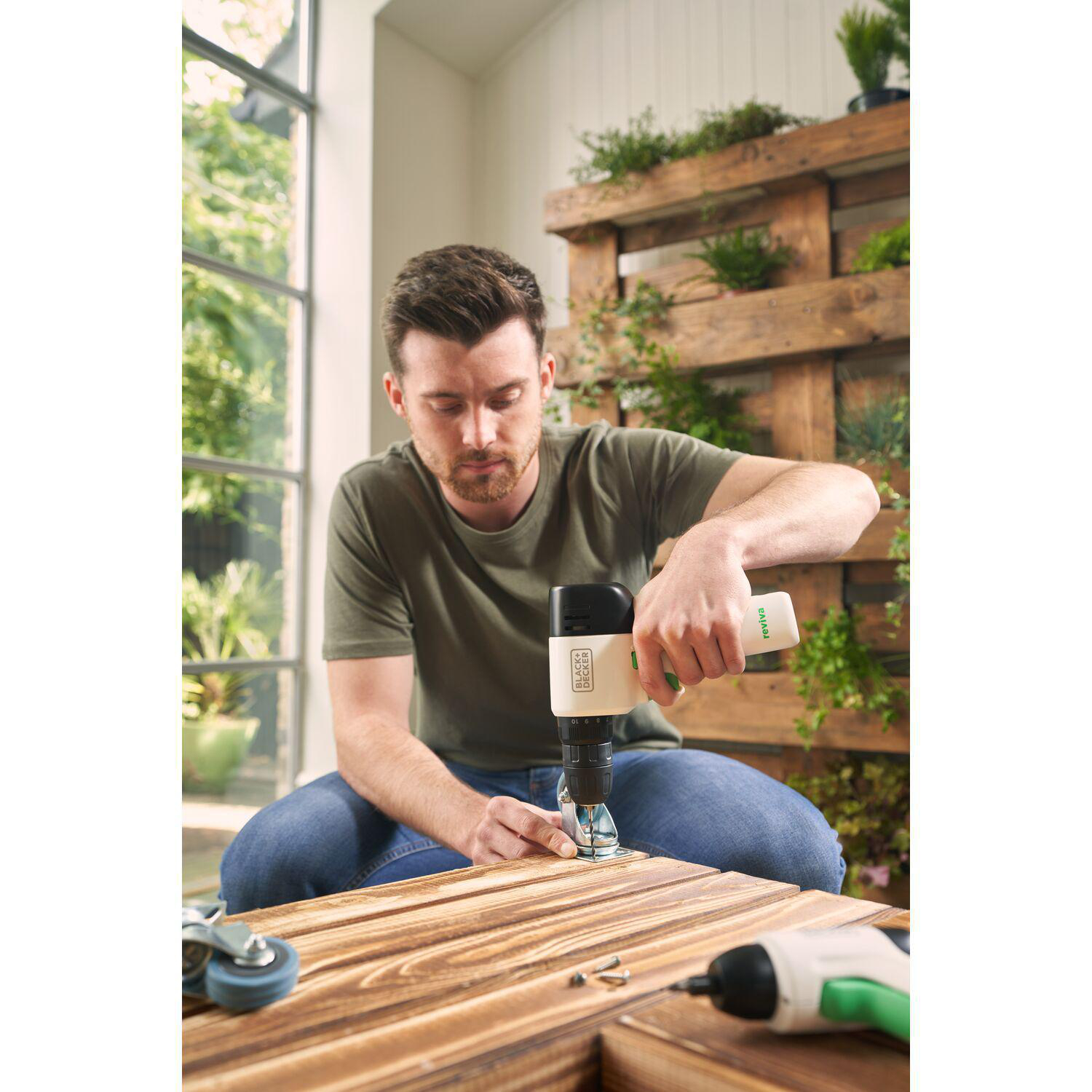 BLACK & DECKER reviva™ 12V Akku-Bohrschrauber REVDD12C
