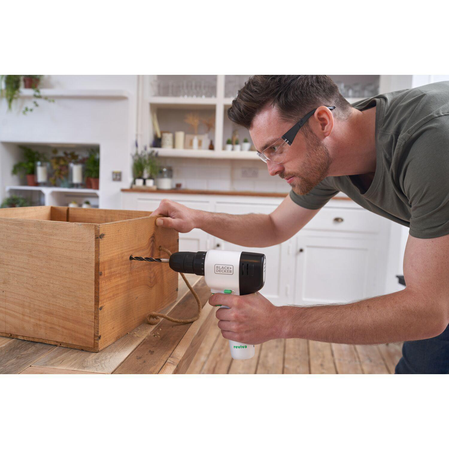 BLACK & DECKER reviva™ 12V Akku-Bohrschrauber REVDD12C