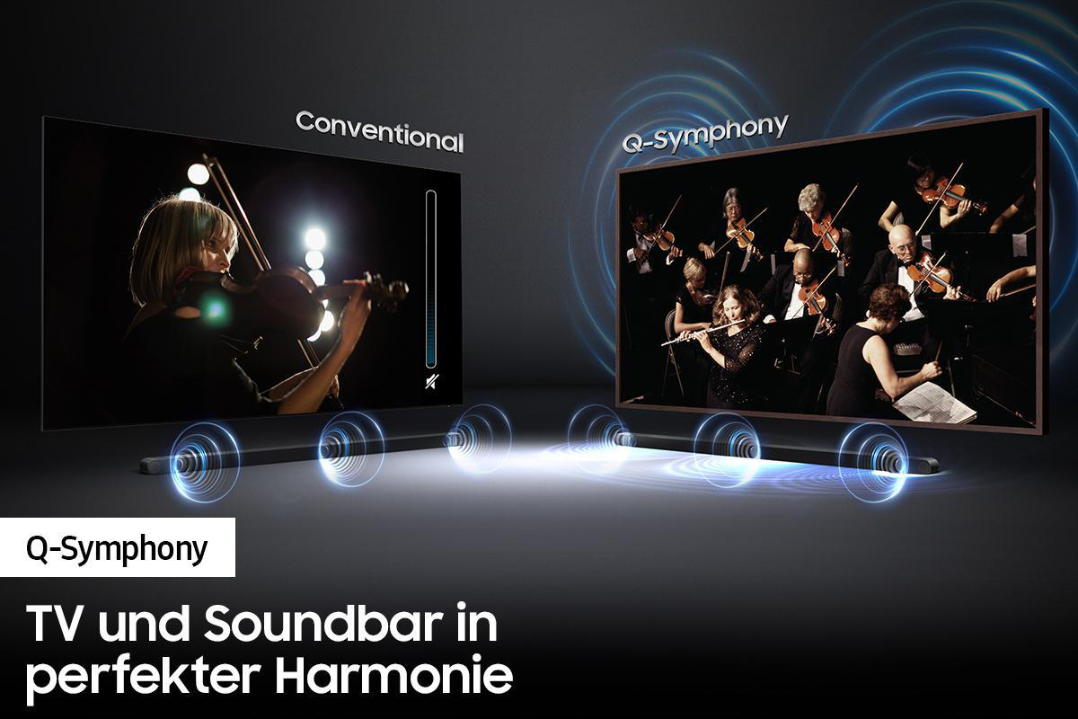 Zwei Fernseher nebeneinander, einer als konventionell, der andere Q-Symphony, mit Soundbar darunter.