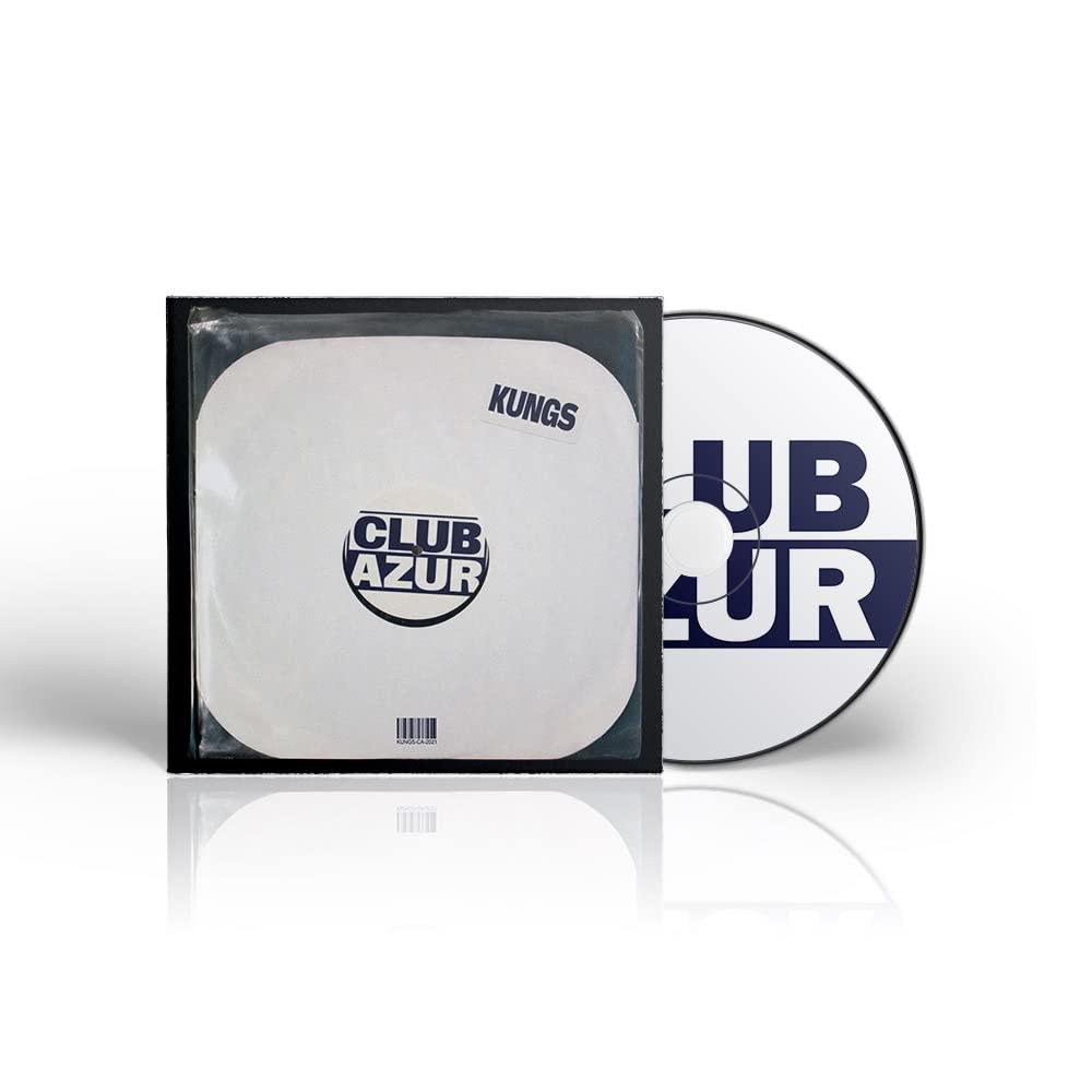 Eine CD in einer Hülle. Die Hülle ist schwarz, die CD rechts. Die CD ist weiß mit blauem Text.