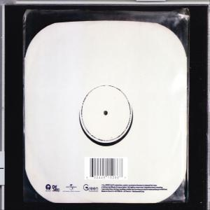 Vinylschallplatte in einer Plastikhülle, Barcode sichtbar.
