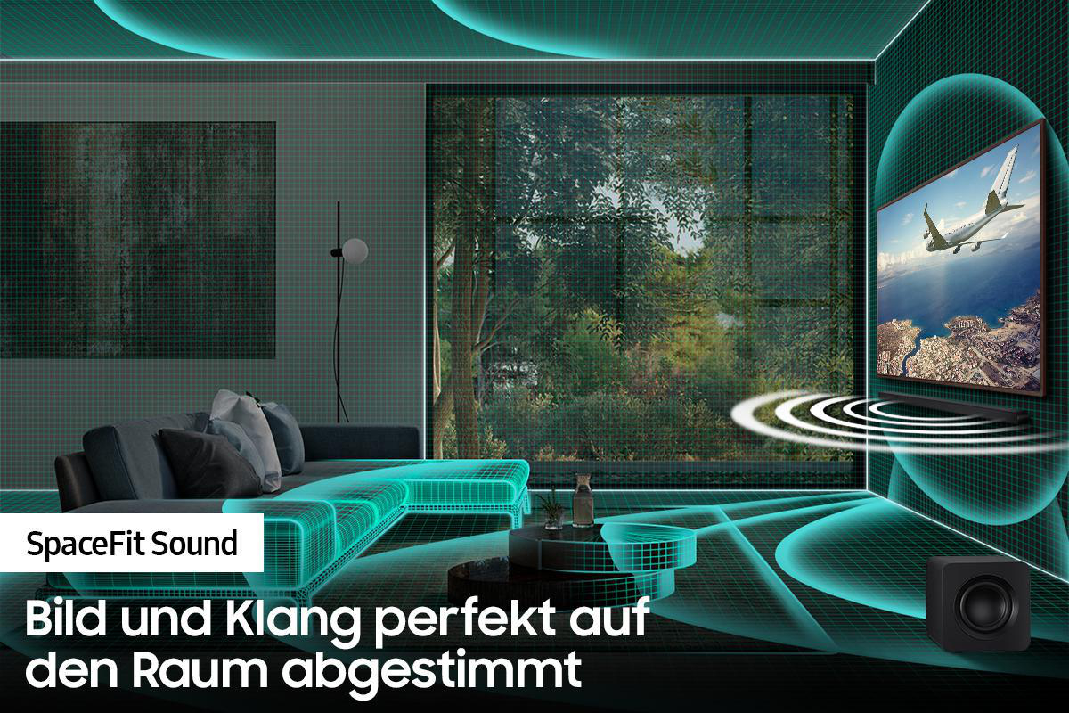 Ein Wohnzimmer mit Fernseher, Sofa und Text über SpaceFit Sound.