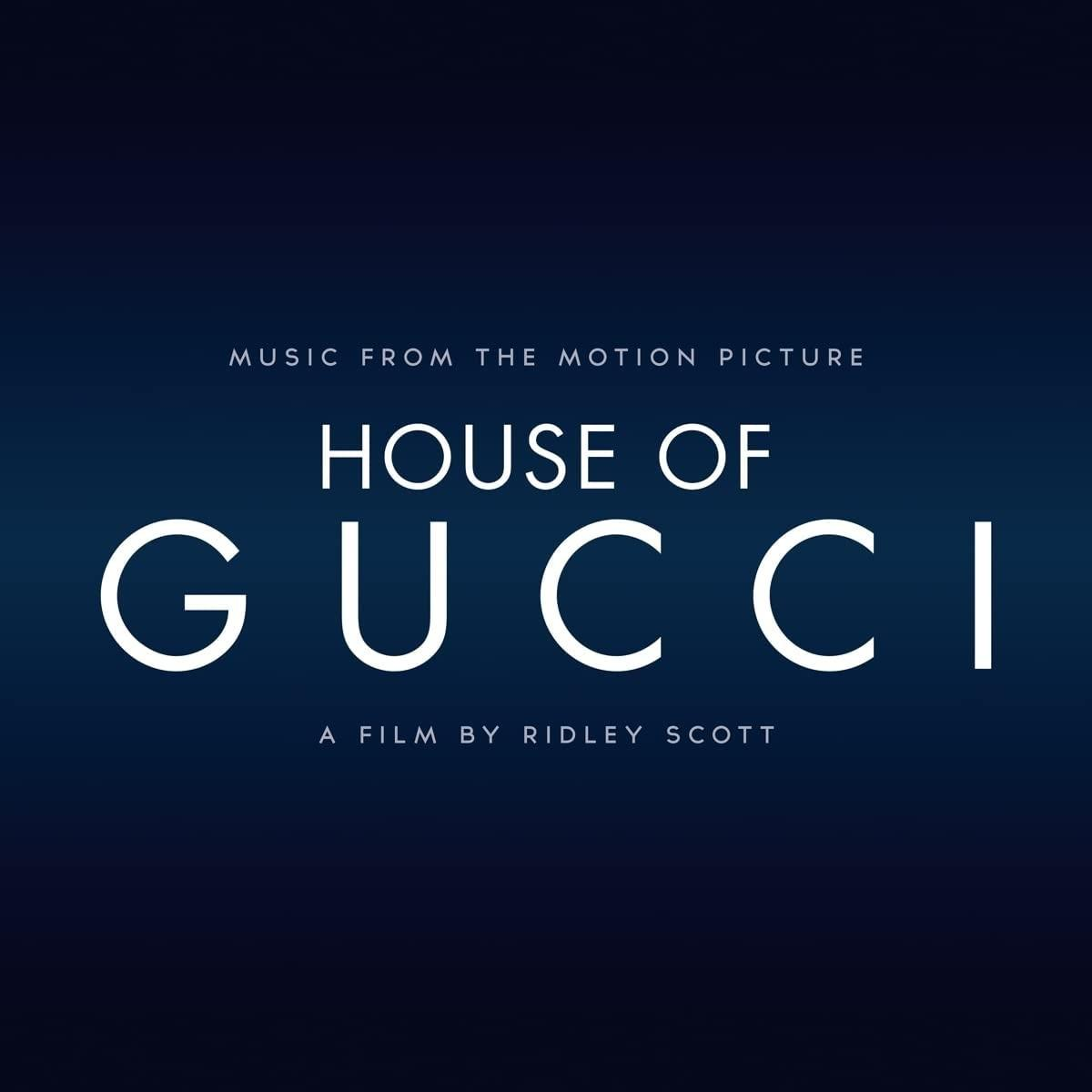 A 'House of Gucci' film plakátja, fehér betűkkel a címmel sötétkék háttéren. Ridley Scott filmje.