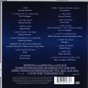 CD borító hátulja a számlistával. Sötétkék háttér fehér szöveggel. A CD nem látható.