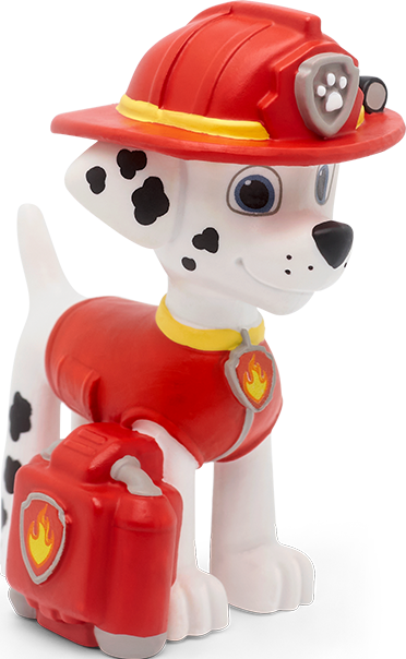 Marshall von Paw Patrol, ein weißer Welpe mit roter Feuerwehrmann-Ausrüstung und Helm. Er hält einen roten Rucksack.